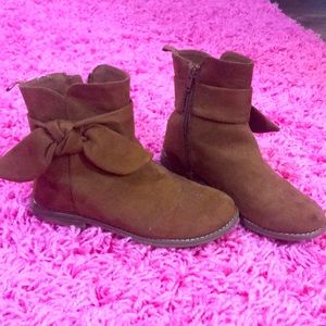 Girls brown boot with bow
